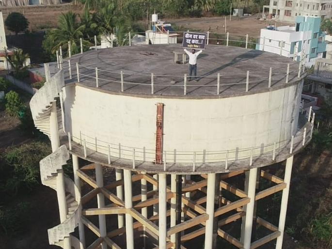 sholay style protest against proposed power hike protest in shrirampur | प्रस्तावित वीजदरवाढीविरूद्ध शोलेस्टाईल आंदोलन; श्रीरामपुरात निषेध sholay style protest against proposed power hike protest in shrirampur | प्रस्तावित वीजदरवाढीविरूद्ध शोलेस्टाईल आंदोलन; श्रीरामपुरात निषेध