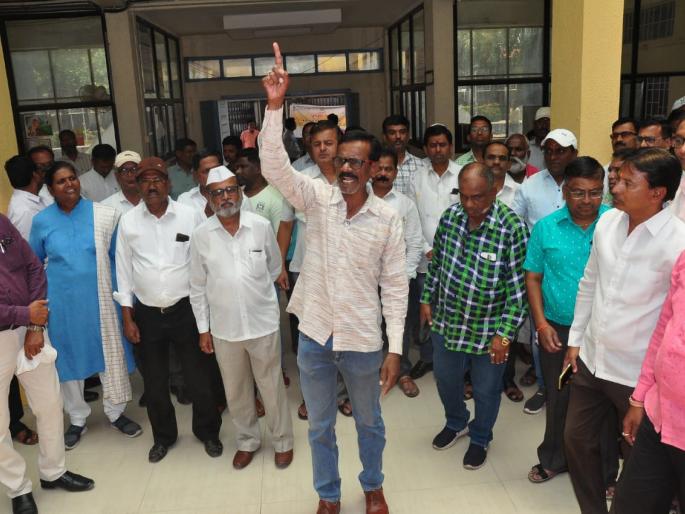 mla nitesh rane statement protested by municipal employees work stopped for the whole day | आमदार नितेश राणेंच्या वक्तव्याचा महापालिका कर्मचाऱ्यांकडून निषेध: दिवसभर काम ठेवले बंद mla nitesh rane statement protested by municipal employees work stopped for the whole day | आमदार नितेश राणेंच्या वक्तव्याचा महापालिका कर्मचाऱ्यांकडून निषेध: दिवसभर काम ठेवले बंद