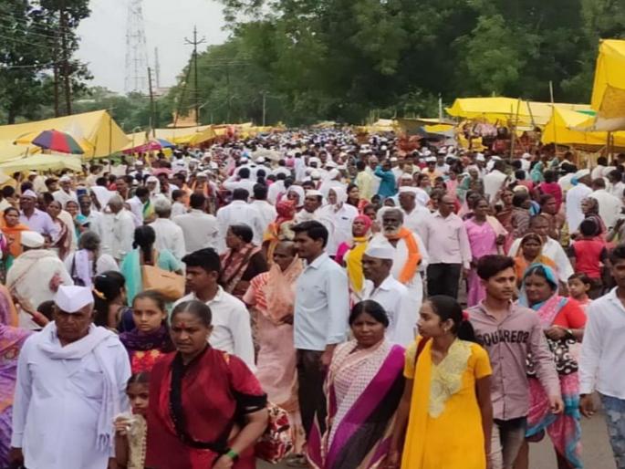 A crowd of millions of devotees rush to show the pillar of money | संत ज्ञानेश्वर महाराज मंदिरातील "पैस"खांबाच्या दर्शनासाठी लाखो भाविकांची गर्दी  A crowd of millions of devotees rush to show the pillar of money | संत ज्ञानेश्वर महाराज मंदिरातील "पैस"खांबाच्या दर्शनासाठी लाखो भाविकांची गर्दी