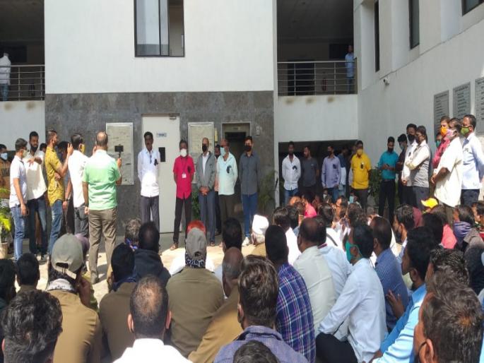 Who says no, will not live without taking ..; Baramati Municipal Council employees angry | कोण म्हणतंय देणार नाही घेतल्याशिवाय राहणार नाही..; बारामतीत सानुग्रह अनुदानाचा प्रश्न चिघळला Who says no, will not live without taking ..; Baramati Municipal Council employees angry | कोण म्हणतंय देणार नाही घेतल्याशिवाय राहणार नाही..; बारामतीत सानुग्रह अनुदानाचा प्रश्न चिघळला