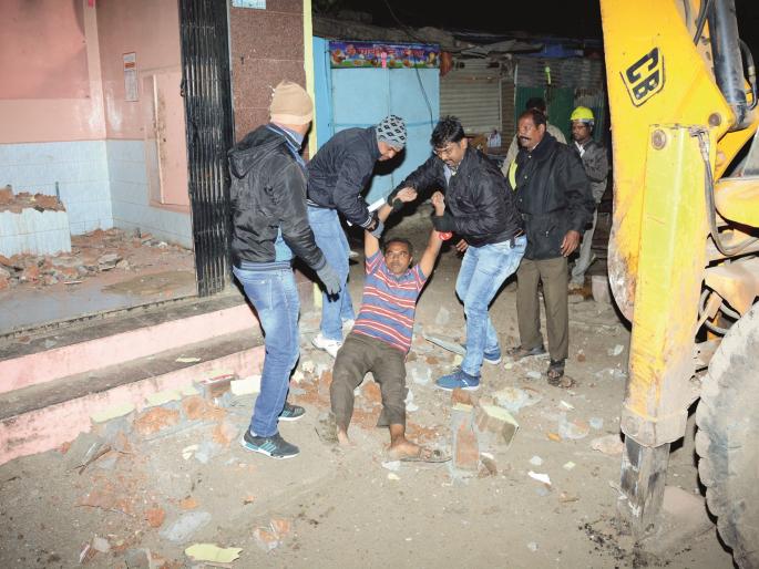 Temples in the ahmednagar railway station area were deleted | नगर रेल्वेस्टेशन परिसरातील मंदिरे हटविली Temples in the ahmednagar railway station area were deleted | नगर रेल्वेस्टेशन परिसरातील मंदिरे हटविली