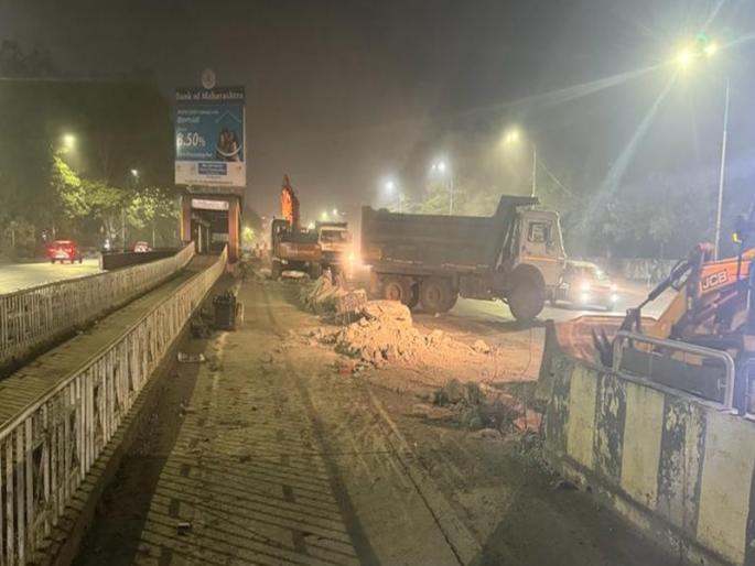 PMC: Municipality finally uprooted BRT route on Nagar Road, took action at midnight | PMC: पालिकेने अखेर नगर रस्त्यावरील बीआरटी मार्ग उखडला, मध्यरात्री केली कारवाई