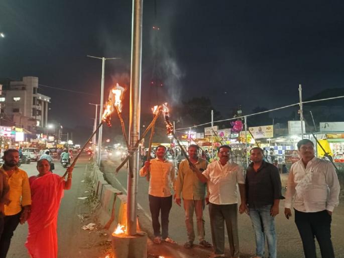 Darkness on the road for a year! Since there are no street lights, torches are mounted on poles | वर्षभरापासून रस्त्यावर अंधार! पथदिवे नसल्यामुळे खांबांवर लावल्या मशाली Darkness on the road for a year! Since there are no street lights, torches are mounted on poles | वर्षभरापासून रस्त्यावर अंधार! पथदिवे नसल्यामुळे खांबांवर लावल्या मशाली