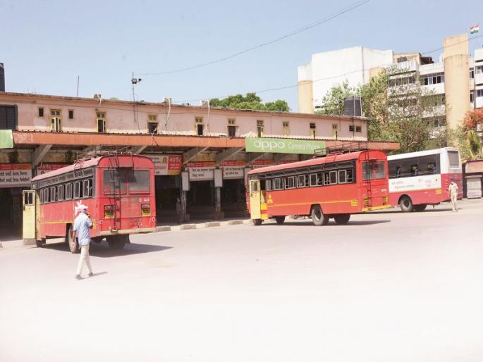 ST’s wheel ‘punctures’ in lockdown; Revenue of Rs 42 crore sank in two months | लॉकडाऊनमध्ये एसटीचे चाक ‘पंक्चर’; दोन महिन्यांत ४२ कोटींचे उत्पन्न बुडाले  ST’s wheel ‘punctures’ in lockdown; Revenue of Rs 42 crore sank in two months | लॉकडाऊनमध्ये एसटीचे चाक ‘पंक्चर’; दोन महिन्यांत ४२ कोटींचे उत्पन्न बुडाले