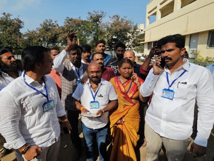 Bogus voting cards in Ahilyanagar; Some candidates seized the cards | अहिल्यानगरमध्ये मतदानासाठी बोगस कार्ड; काही उमेदवारांनी ताब्यात घेतली कार्ड Bogus voting cards in Ahilyanagar; Some candidates seized the cards | अहिल्यानगरमध्ये मतदानासाठी बोगस कार्ड; काही उमेदवारांनी ताब्यात घेतली कार्ड