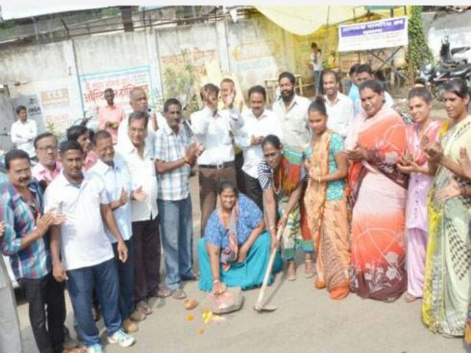 Gandhinagar by inaugurating the town flyover by the third parties | नगरच्या उड्डाणपुलाचे तृतीयपंथीयांच्या हस्ते उद्घाटन करुन गांधीगिरी