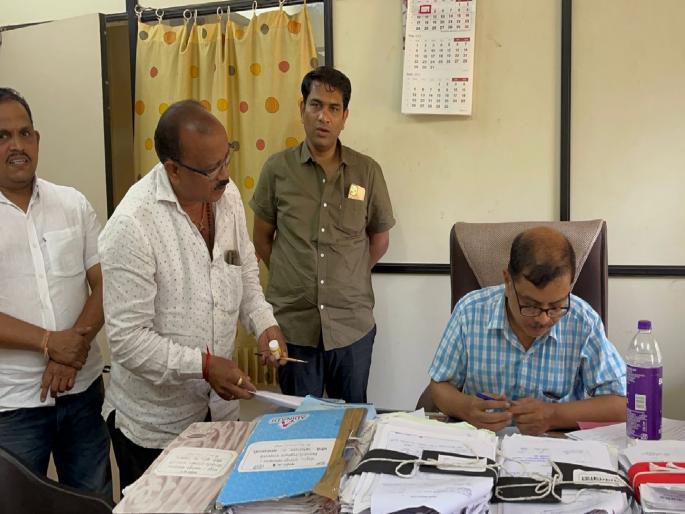 Sindhudurg Town Planning Officers given paint box and brush, unique movement of Shiv Sena | सिंधुदुर्ग नगररचना अधिकाऱ्यांना दिला रंगाचा डबा अन् ब्रश, शिवसेनेचे अनोखे आंदोलन Sindhudurg Town Planning Officers given paint box and brush, unique movement of Shiv Sena | सिंधुदुर्ग नगररचना अधिकाऱ्यांना दिला रंगाचा डबा अन् ब्रश, शिवसेनेचे अनोखे आंदोलन