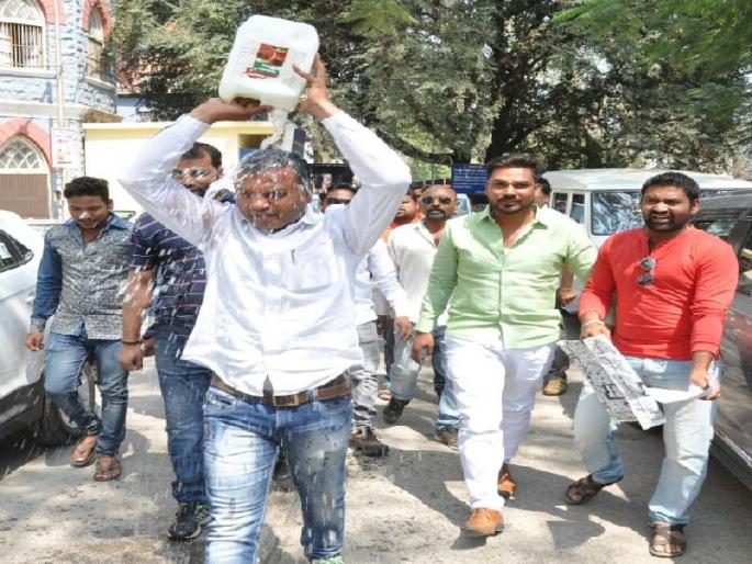 Corruption in Nagaredevale Gram Panchayat; A member of the Zilla Parishad attempted suicide | नागरदेवळे ग्रामपंचायतीत भ्रष्टाचार; सदस्याचा जिल्हा परिषदेत आत्मदहनाचा प्रयत्न Corruption in Nagaredevale Gram Panchayat; A member of the Zilla Parishad attempted suicide | नागरदेवळे ग्रामपंचायतीत भ्रष्टाचार; सदस्याचा जिल्हा परिषदेत आत्मदहनाचा प्रयत्न