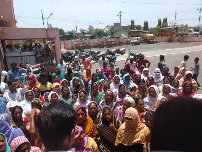 Woman of Mangrulpir attacks on municipality for water | पाण्यासाठी महिलांची मंगरुळपीर नगरपालिकेवर धडक Woman of Mangrulpir attacks on municipality for water | पाण्यासाठी महिलांची मंगरुळपीर नगरपालिकेवर धडक