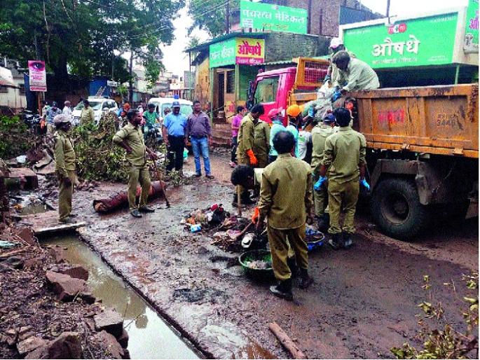 Sanattiwadi sanitation campaign of Satara municipal employees | सातारा पालिकेच्या कर्मचाऱ्यांची सांगलीवाडीत स्वच्छता मोहीम :-पूरग्रस्त भागात मदतकार्य