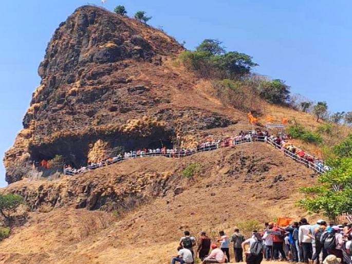 Devotees take darshan of Nageshwar, Mahashivratri celebrated with religious programs in Satara | Mahashivratri: सह्याद्रीच्या उंच डोंगररांगा, चित्तथरारक गिर्यारोहणाचा अनुभव घेत हजारो भक्त नागेश्वराच्या चरणी Devotees take darshan of Nageshwar, Mahashivratri celebrated with religious programs in Satara | Mahashivratri: सह्याद्रीच्या उंच डोंगररांगा, चित्तथरारक गिर्यारोहणाचा अनुभव घेत हजारो भक्त नागेश्वराच्या चरणी