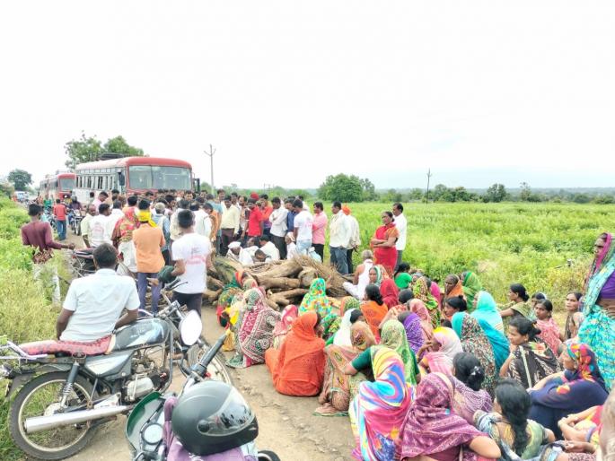 woods on the streets for a funeral; Nagmatha villagers aggressive for the demand of a crematorium | रस्त्यावर सरण रचत घेतला अंत्यविधीचा पवित्रा; स्मशानभूमीच्या मागणीसाठी ग्रामस्थ आक्रमक woods on the streets for a funeral; Nagmatha villagers aggressive for the demand of a crematorium | रस्त्यावर सरण रचत घेतला अंत्यविधीचा पवित्रा; स्मशानभूमीच्या मागणीसाठी ग्रामस्थ आक्रमक