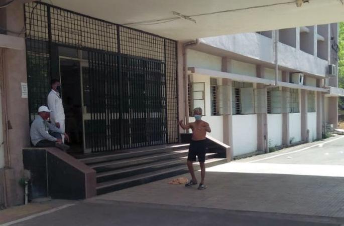 Naked agitation at Dhule Collector's office | धुळे जिल्हाधिकारी कार्यालयात अर्धनग्न होवून आंदोलन Naked agitation at Dhule Collector's office | धुळे जिल्हाधिकारी कार्यालयात अर्धनग्न होवून आंदोलन