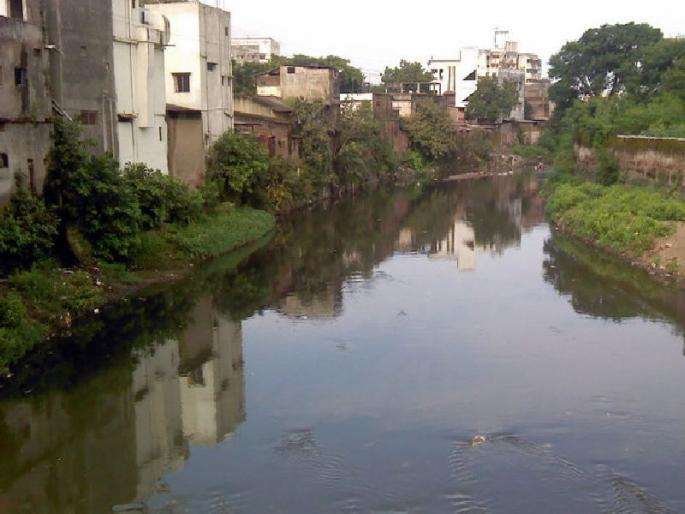 No place was marked on the banks of the river flowing through Nagpur city. As a result, the population is increasing and now over 5,000 houses along the river are in danger | नदीकाठावरील ५ हजार घरे कधीही येऊ शकतात धोक्यात; 'या' भागातील वस्त्या धोकादायक No place was marked on the banks of the river flowing through Nagpur city. As a result, the population is increasing and now over 5,000 houses along the river are in danger | नदीकाठावरील ५ हजार घरे कधीही येऊ शकतात धोक्यात; 'या' भागातील वस्त्या धोकादायक