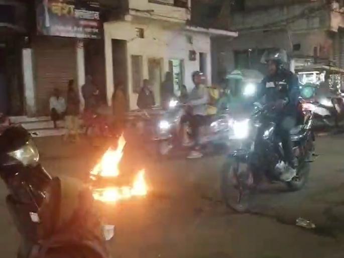 Halba community expressed their anger by burning tires on the roads of central Nagpur in some areas due to non fulfillment of their demands | सरकार नागपुरात असताना रस्त्यावर जाळपोळ; लालगंज-कुंभारपुऱ्यात हलबा आक्रमक, टायर जाळून व्यक्त केला संताप
