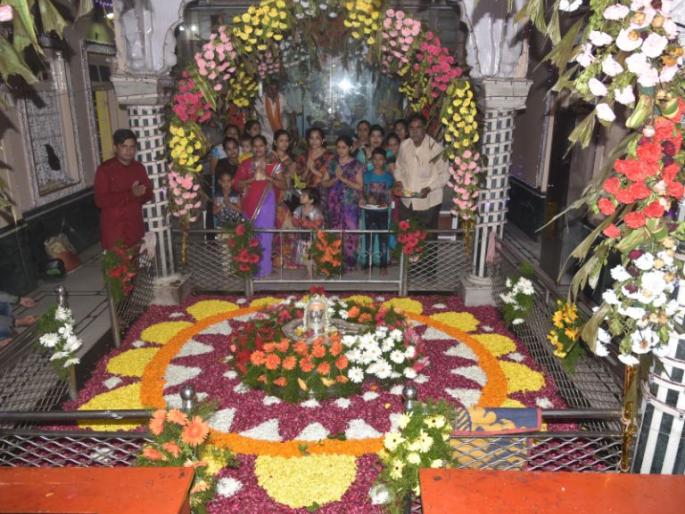 Nagpanchami : Pujan and anointing took place at Nagpur | नागपुरात नागपंचमीनिमित्त मंदिरांमध्ये झाले पुजन व अभिषेक Nagpanchami : Pujan and anointing took place at Nagpur | नागपुरात नागपंचमीनिमित्त मंदिरांमध्ये झाले पुजन व अभिषेक
