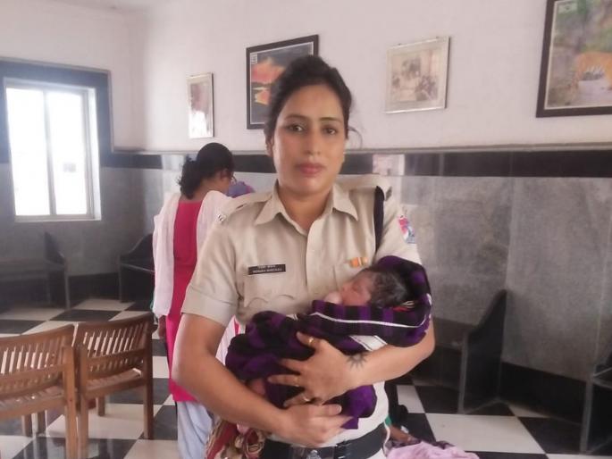 woman travelling mumbai chachiguda lucknow express gave birth child sevagram station | सेवाग्राम रेल्वे स्थानकात कानपूरच्या महिलेने दिला गोंडस मुलीला जन्म woman travelling mumbai chachiguda lucknow express gave birth child sevagram station | सेवाग्राम रेल्वे स्थानकात कानपूरच्या महिलेने दिला गोंडस मुलीला जन्म