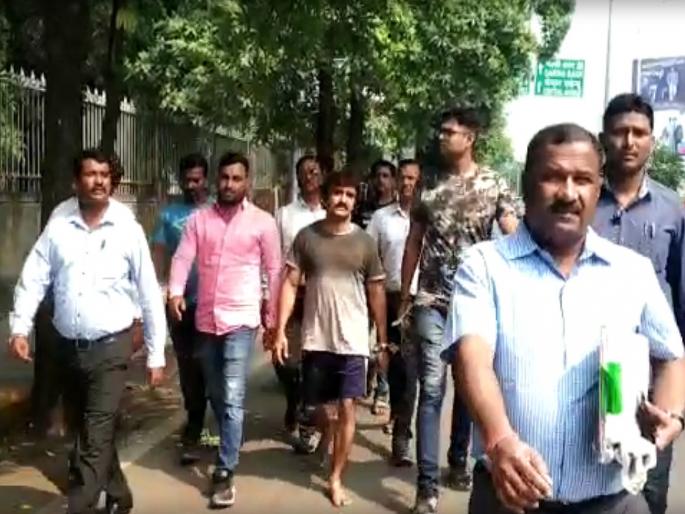 Gangster Ambekar arrested for duping 3 businessmen of Rs 5 crore in land deal | नागपुरात गँगस्टरची पोलिसांकडून वरात Gangster Ambekar arrested for duping 3 businessmen of Rs 5 crore in land deal | नागपुरात गँगस्टरची पोलिसांकडून वरात