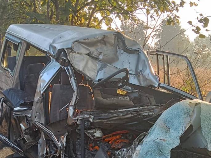 six people died in a collision with a truck | लग्नावरून परतणाऱ्यांवर काळाचा घाला, ट्रकच्या धडकेत सहा जणांचा मृत्यू six people died in a collision with a truck | लग्नावरून परतणाऱ्यांवर काळाचा घाला, ट्रकच्या धडकेत सहा जणांचा मृत्यू