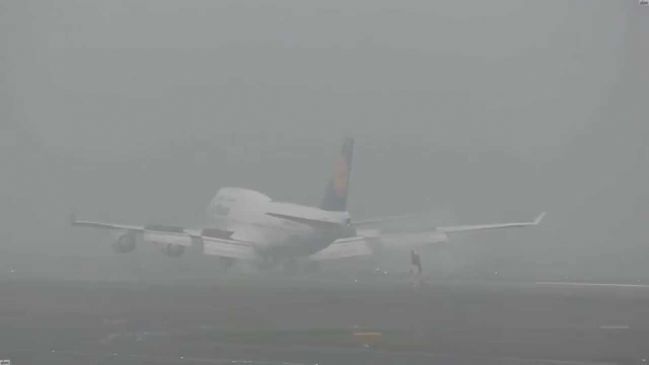 Due to the fog affected Nagpur airport | धुक्यामुळे नागपुरातील विमानसेवा प्रभावित Due to the fog affected Nagpur airport | धुक्यामुळे नागपुरातील विमानसेवा प्रभावित