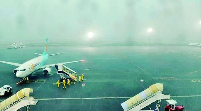 Due to the rains, detention of aircraft in Nagpur and effect on passengers | पावसामुळे नागपुरात विमानांच्या उड्डाणांना खोळंबा, प्रवाशांना त्रास Due to the rains, detention of aircraft in Nagpur and effect on passengers | पावसामुळे नागपुरात विमानांच्या उड्डाणांना खोळंबा, प्रवाशांना त्रास