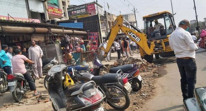 Elimination of 660 encroachments in Nagpur: Lathi charge while removing encroachments at Sakkaradar | नागपुरातील ६६० अतिक्रमणांचा सफाया : सक्करदरात अतिक्रमण हटविताना लाठीचार्ज Elimination of 660 encroachments in Nagpur: Lathi charge while removing encroachments at Sakkaradar | नागपुरातील ६६० अतिक्रमणांचा सफाया : सक्करदरात अतिक्रमण हटविताना लाठीचार्ज