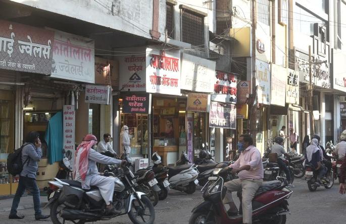 Mix response to traders' strike against GST in Nagpur | नागपुरात जीएसटी विरोधातील व्यापाऱ्यांच्या बंदला संमिश्र प्रतिसाद Mix response to traders' strike against GST in Nagpur | नागपुरात जीएसटी विरोधातील व्यापाऱ्यांच्या बंदला संमिश्र प्रतिसाद