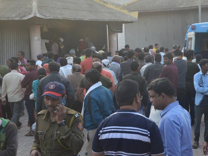 Solar Industries blast case: 'Those' unfortunate workers finally cremated in Nagpur | सोलर इंडस्ट्रीज स्फोट प्रकरण: अखेर नागपुरात 'त्या' दुर्दैवी कामगारांवर झाले अंत्यसंस्कार Solar Industries blast case: 'Those' unfortunate workers finally cremated in Nagpur | सोलर इंडस्ट्रीज स्फोट प्रकरण: अखेर नागपुरात 'त्या' दुर्दैवी कामगारांवर झाले अंत्यसंस्कार