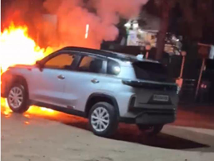 The car of a Nagpur businessman who had gone to eat at a hotel got burnt | प्लास्टिक व्यापाऱ्याची कार जळून कोळसा; कोंढाळीजवळ घटना : १३ लाखांचे नुकसान 