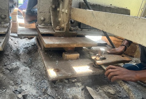 railway traffic resumed and the bottom plates of the bridge over the river were also changed | काय म्हणता... रेल्वे ट्रॅफिक सुरू अन् नदीवरच्या पुलाच्या बॉटम प्लेटसही बदलविल्या railway traffic resumed and the bottom plates of the bridge over the river were also changed | काय म्हणता... रेल्वे ट्रॅफिक सुरू अन् नदीवरच्या पुलाच्या बॉटम प्लेटसही बदलविल्या
