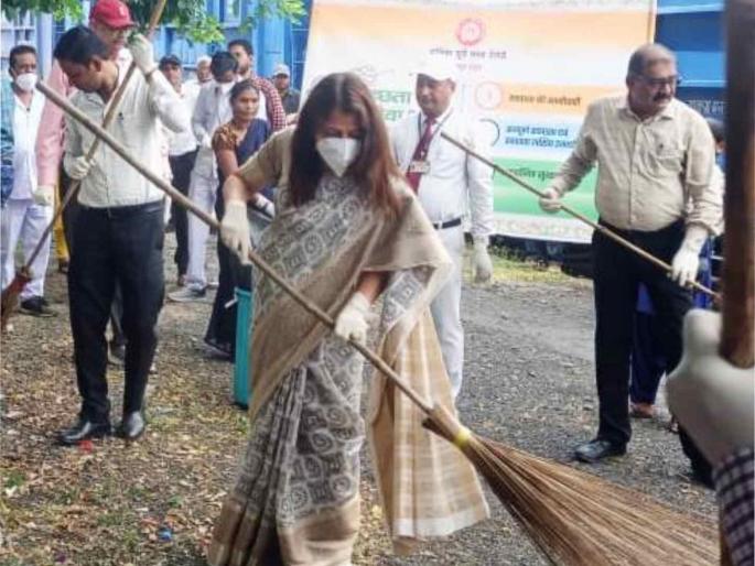 Broom in hands and Cleanliness in Mind as Railway Manager Cleaned Etwari Station at Nagpur | हातात खराटा अन् स्वच्छतेचा मंत्र... नागपुरात रेल्वे व्यवस्थापकांनी केली स्थानकावर साफसफाई Broom in hands and Cleanliness in Mind as Railway Manager Cleaned Etwari Station at Nagpur | हातात खराटा अन् स्वच्छतेचा मंत्र... नागपुरात रेल्वे व्यवस्थापकांनी केली स्थानकावर साफसफाई