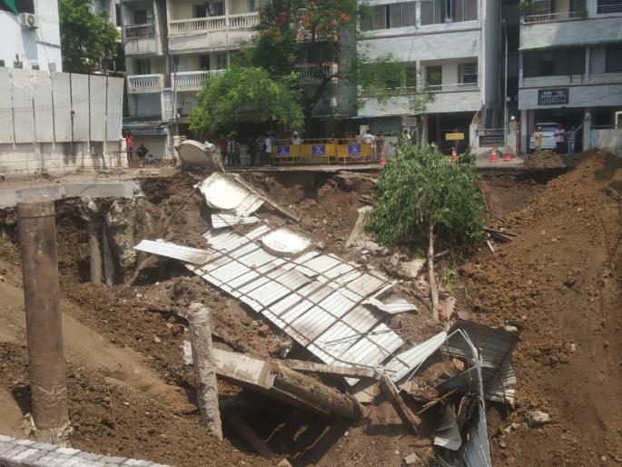 Nagpur Car pulled out of pit 200 trucks in soil since morning | नागपूर : खड्ड्यातून कार काढली, सकाळपासून २०० ट्रक माती खड्यात