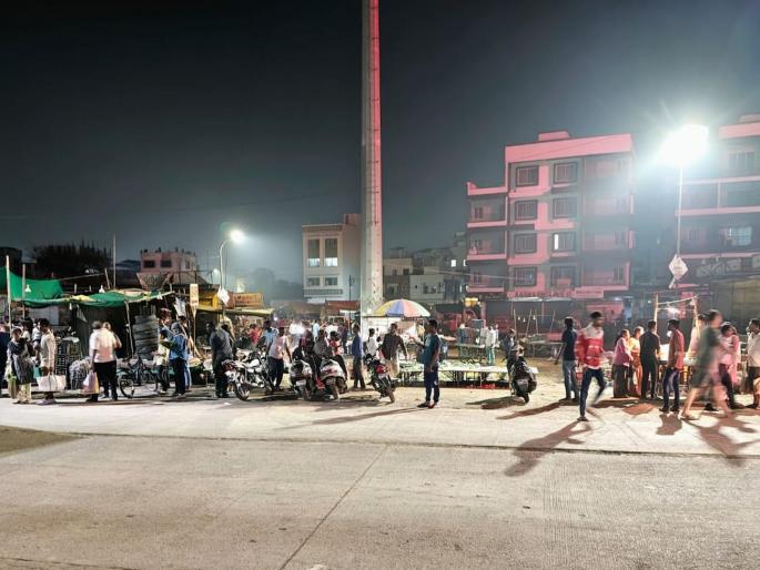 There is a lot of excitement in the market in Nagpur, a young man was shot dead, two were injured, three accused were arrested | नागपुरात भर बाजारात थरार, गोळी झाडून तरुणाची हत्या दोघे जखमी, तीन आरोपींना अटक There is a lot of excitement in the market in Nagpur, a young man was shot dead, two were injured, three accused were arrested | नागपुरात भर बाजारात थरार, गोळी झाडून तरुणाची हत्या दोघे जखमी, तीन आरोपींना अटक