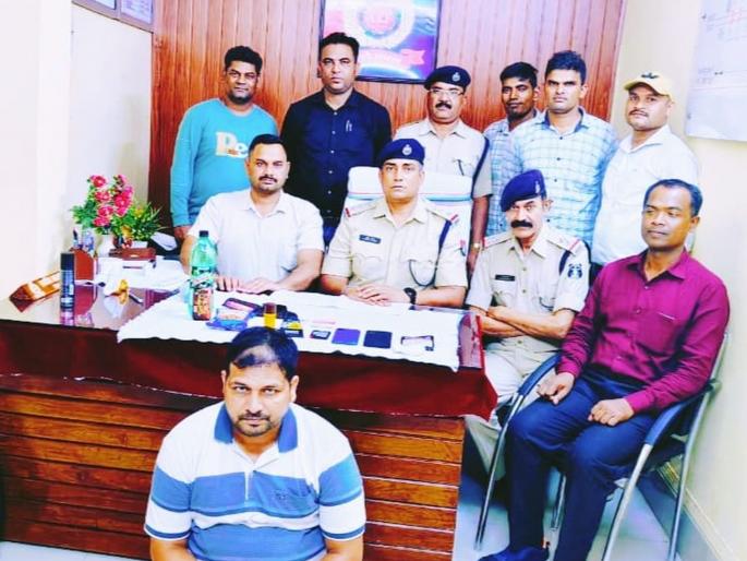 Nagpur: Bhamta, who robbed railway passengers by 'poisoning' them, is jailed, wanted by the local police | Nagpur: रेल्वे प्रवाशांवर 'जहरखुरानी' करून लुटणारा भामटा जेरबंद, ठिकठिकाणच्या पोलिसांना होता वॉन्टेड Nagpur: Bhamta, who robbed railway passengers by 'poisoning' them, is jailed, wanted by the local police | Nagpur: रेल्वे प्रवाशांवर 'जहरखुरानी' करून लुटणारा भामटा जेरबंद, ठिकठिकाणच्या पोलिसांना होता वॉन्टेड