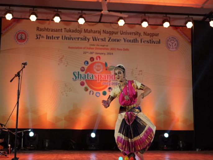 A vision of Indian culture through classical dance Shataspandan West Regional Inter University Youth Festival | शास्त्रीय नृत्यातून भारतीय संस्कृतीचे दर्शन; शतस्पंदन पश्चिम क्षेत्रिय आंतर विद्यापीठ युवा महोत्सव A vision of Indian culture through classical dance Shataspandan West Regional Inter University Youth Festival | शास्त्रीय नृत्यातून भारतीय संस्कृतीचे दर्शन; शतस्पंदन पश्चिम क्षेत्रिय आंतर विद्यापीठ युवा महोत्सव