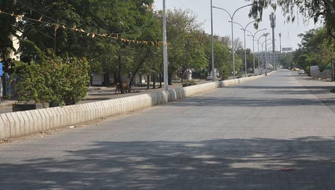 Curfew loud speaker, police vehicles and only police in Nagpur | नागपुरात संचारबंदीचे भोंगे, पोलिसांची वाहने अन् पोलिसच पोलीस