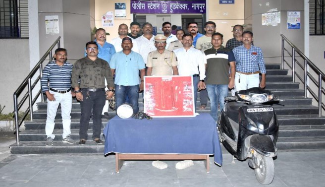 During the burglary foreign currency along with jewelery was stolen the accused were found with the goods due to reports | घरफोडीदरम्यान दागिन्यांसह विदेशी चलन उडविले, खबऱ्यांमुळे आरोपी मालासह सापडले During the burglary foreign currency along with jewelery was stolen the accused were found with the goods due to reports | घरफोडीदरम्यान दागिन्यांसह विदेशी चलन उडविले, खबऱ्यांमुळे आरोपी मालासह सापडले