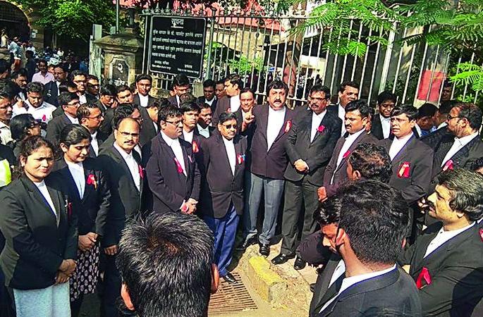 DBA condemns attack on advocates in peaceful way in Nagpur | नागपुरात वकिलांवरील हल्ल्याचा 'डीबीए'द्वारे शांततेच्या मार्गाने निषेध  DBA condemns attack on advocates in peaceful way in Nagpur | नागपुरात वकिलांवरील हल्ल्याचा 'डीबीए'द्वारे शांततेच्या मार्गाने निषेध