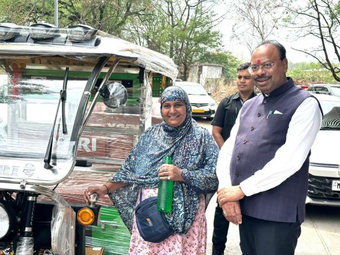 Bawankule took responsibility for the education of a poor woman by providing her with an e-rickshaw. | बावनकुळेंनी गरीब महिलेला ई-रिक्षा देऊन तिच्या मुलीच्या शिक्षणाची जबाबदारी स्वीकारली Bawankule took responsibility for the education of a poor woman by providing her with an e-rickshaw. | बावनकुळेंनी गरीब महिलेला ई-रिक्षा देऊन तिच्या मुलीच्या शिक्षणाची जबाबदारी स्वीकारली