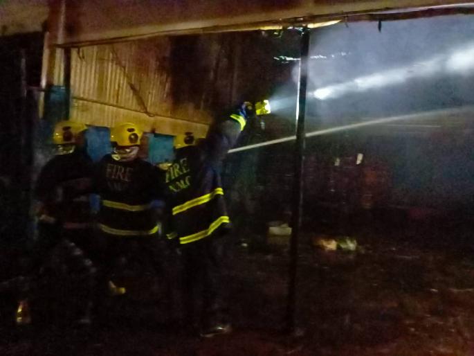 Fire at Mahatma Phule vegetable market, 9 bags of material were burnt in the fire | महात्मा फुले भाजी बाजाराला आग, ९ गाळ्यातील साहित्य आगीत जळून खाक Fire at Mahatma Phule vegetable market, 9 bags of material were burnt in the fire | महात्मा फुले भाजी बाजाराला आग, ९ गाळ्यातील साहित्य आगीत जळून खाक