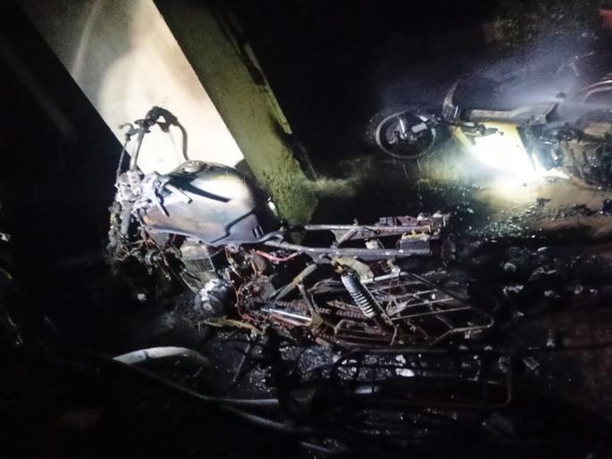 A major fire hazard was averted in Kharbi the car caught fire and meters of the apartment were burnt | खरबीत टळला आगीचा मोठा धोका, गाडीला आग लागून अपार्टमेंटचे मीटर जळाले A major fire hazard was averted in Kharbi the car caught fire and meters of the apartment were burnt | खरबीत टळला आगीचा मोठा धोका, गाडीला आग लागून अपार्टमेंटचे मीटर जळाले