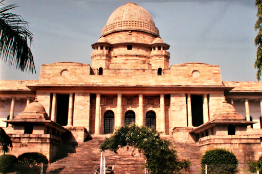 Parents in High Court for admission of children: Notice to Government | मुलांच्या प्रवेशाकरिता पालक हायकोर्टात : सरकारला नोटीस