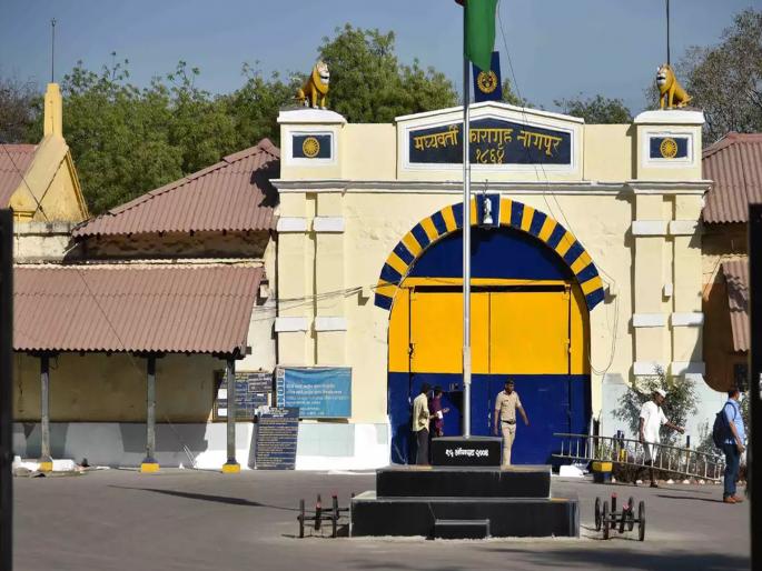 Prisoner Salman Khan Hits his own head and snatches policeman mobile phone when he went medical | कैदी सलमान खानचा मेडिकलमध्ये राडा; स्वत:चेच डोके आपटून मोबाईल हिसकावला Prisoner Salman Khan Hits his own head and snatches policeman mobile phone when he went medical | कैदी सलमान खानचा मेडिकलमध्ये राडा; स्वत:चेच डोके आपटून मोबाईल हिसकावला