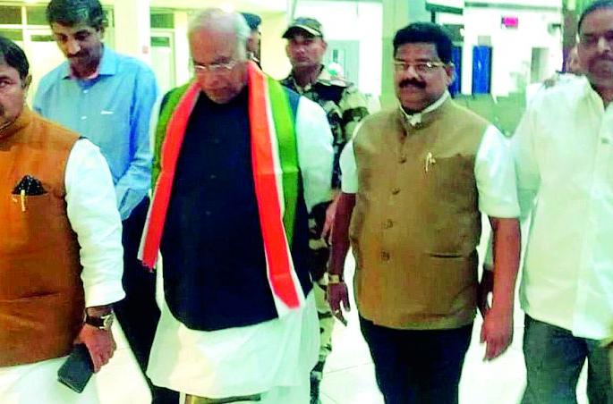 The Congress tried to attract the Christian community | ख्रिश्चन समुदायाला आकर्षित करण्यासाठी कॉंग्रेसचा प्रयत्न The Congress tried to attract the Christian community | ख्रिश्चन समुदायाला आकर्षित करण्यासाठी कॉंग्रेसचा प्रयत्न