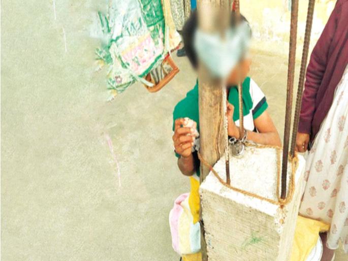 Shocking 12-year-old boy tied up with a chain by his parents in Nagpur | धक्कादायक! नागपुरात १२ वर्षीय मुलाला आई-वडिलांनीच साखळी कुलपाने बांधून ठेवले Shocking 12-year-old boy tied up with a chain by his parents in Nagpur | धक्कादायक! नागपुरात १२ वर्षीय मुलाला आई-वडिलांनीच साखळी कुलपाने बांधून ठेवले