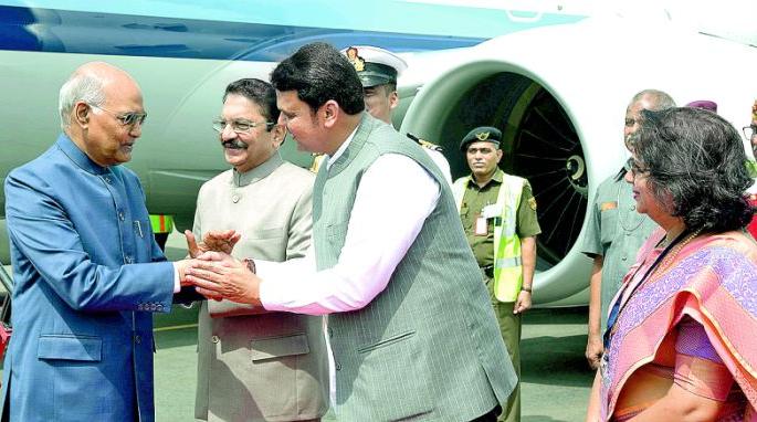 CM welcomes President Ram Nath Konvid's arrival in Nagpur | राष्ट्रपती रामनाथ कोंविद यांचे नागपुरात आगमन मुख्यमंत्र्यांनी केले स्वागत