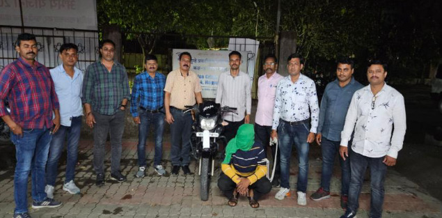 An elderly couple was beaten and robbed by entering the house the accused arrested | वृद्ध दाम्पत्याला घरात घुसून मारहाण करत लुटले, आरोपी अटकेत An elderly couple was beaten and robbed by entering the house the accused arrested | वृद्ध दाम्पत्याला घरात घुसून मारहाण करत लुटले, आरोपी अटकेत