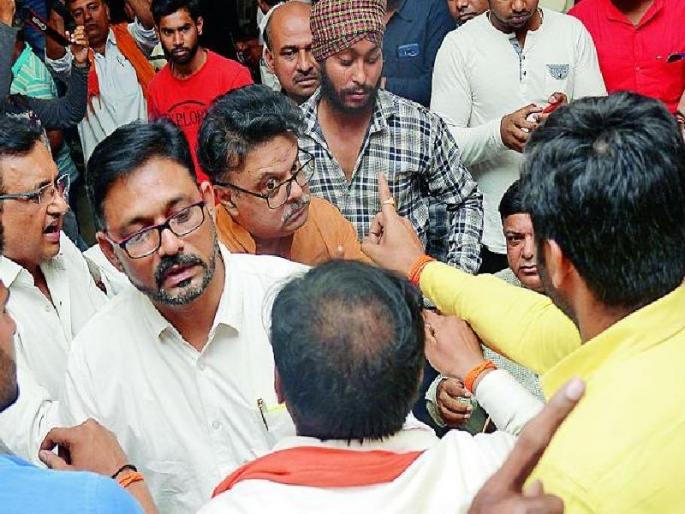 Rada in Shiv Sena-Vidarbhaas, on the eve of Maharashtra Day | शिवसेना-विदर्भवाद्यांमध्ये राडा, महाराष्ट्र दिनाच्या पूर्वसंध्येला वाद Rada in Shiv Sena-Vidarbhaas, on the eve of Maharashtra Day | शिवसेना-विदर्भवाद्यांमध्ये राडा, महाराष्ट्र दिनाच्या पूर्वसंध्येला वाद