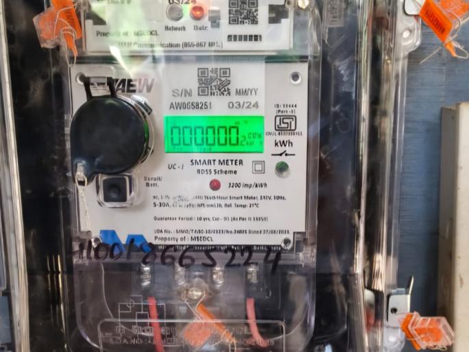 Smart prepaid meters started at the homes of electricity employees | वीज कर्मचाऱ्यांच्या घरी लागले स्मार्ट प्रीपेड मीटर Smart prepaid meters started at the homes of electricity employees | वीज कर्मचाऱ्यांच्या घरी लागले स्मार्ट प्रीपेड मीटर