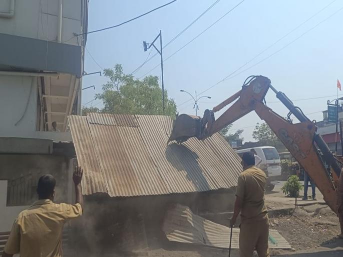 Nagpur: Nasupra hammers on 19 unauthorized constructions | Nagpur: नासुप्रचा अनधिकृत १९ बांधकामावर हातोडा Nagpur: Nasupra hammers on 19 unauthorized constructions | Nagpur: नासुप्रचा अनधिकृत १९ बांधकामावर हातोडा